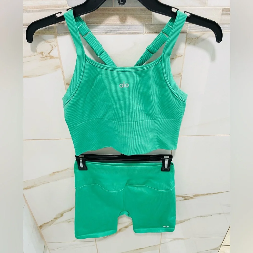 ALO set Seamless Ribbed Favorite Bra Tank+ seamless ribbed favorite shorts green - Picture 8 of 16